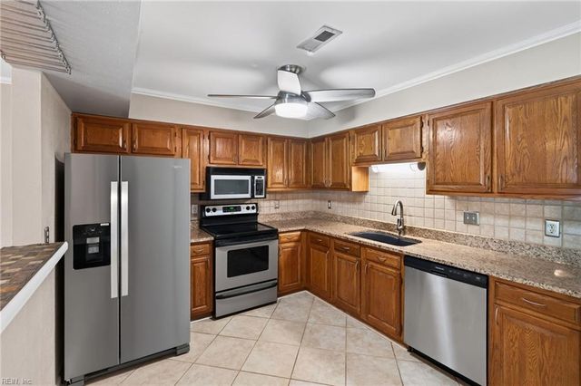 102 Heather Way Apt C, Yorktown, VA 23693