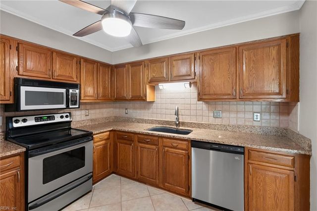 102 Heather Way Apt C, Yorktown, VA 23693