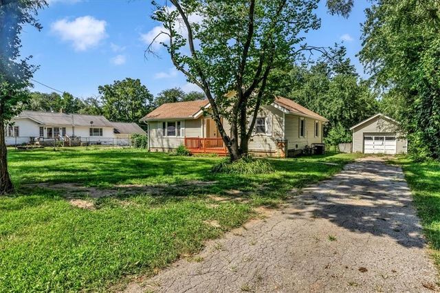 5330 NW Waukomis Drive, Kansas City, MO 64151