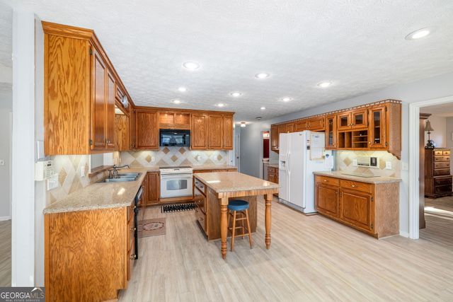 605 Chenocetah Drive, Cornelia, GA 30531