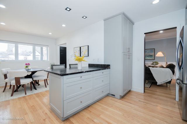 7100 N SIOUX Avenue, Chicago, IL 60646