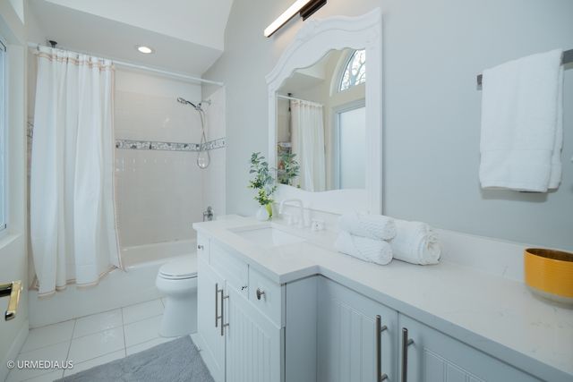 7100 N SIOUX Avenue, Chicago, IL 60646