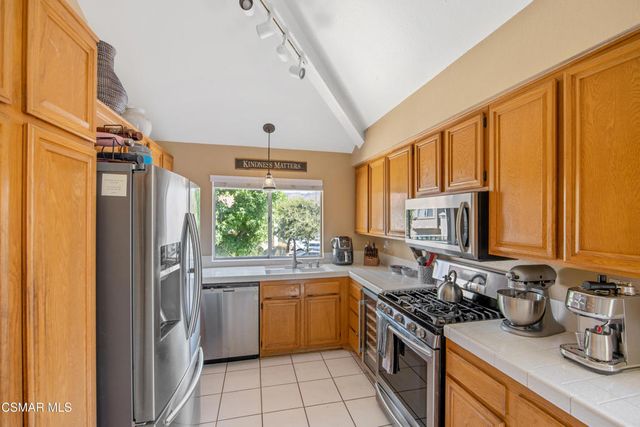 275 Ridgeton Lane B, Simi Valley, CA 93065