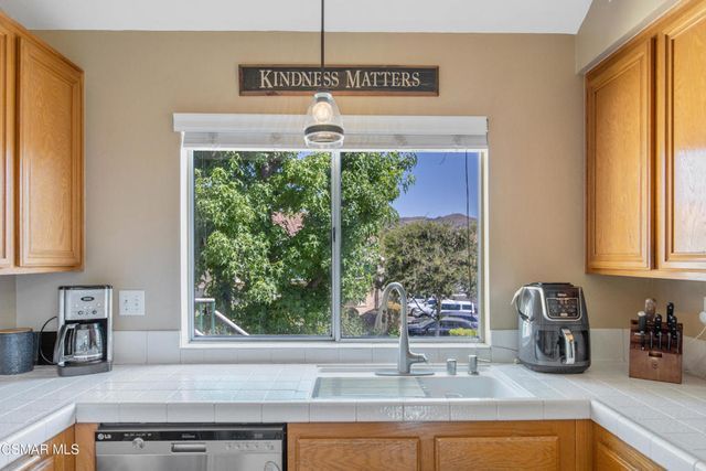 275 Ridgeton Lane B, Simi Valley, CA 93065