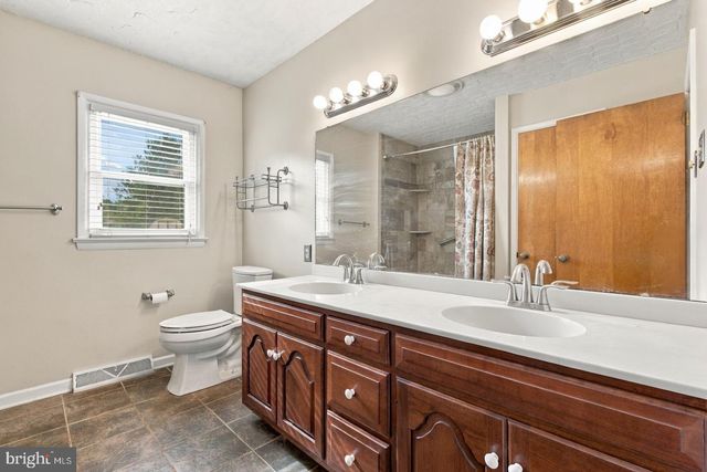 2460 WYNDHURST CT, York, PA 17408