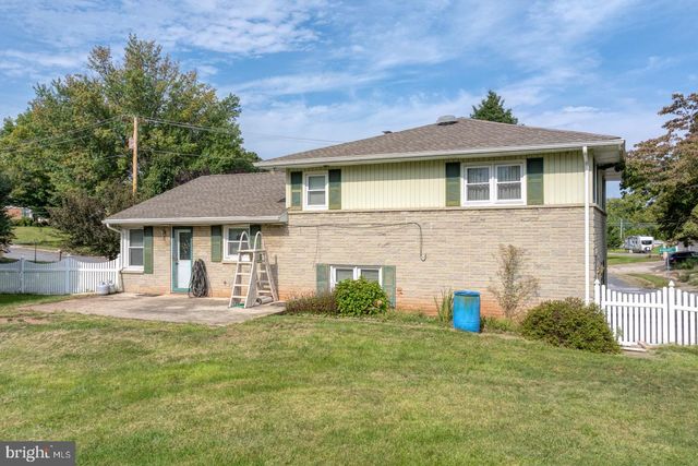 2460 WYNDHURST CT, York, PA 17408