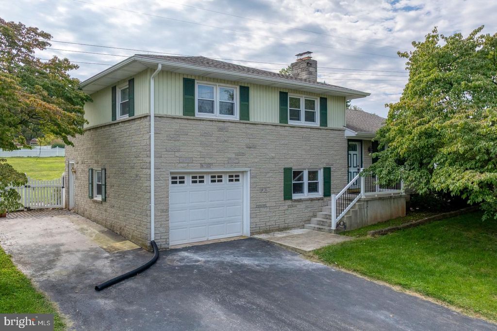2460 WYNDHURST CT, York, PA 17408