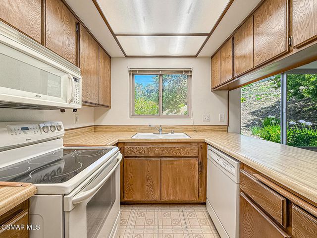 224 Oak Leaf Drive 105, Thousand Oaks, CA 91360