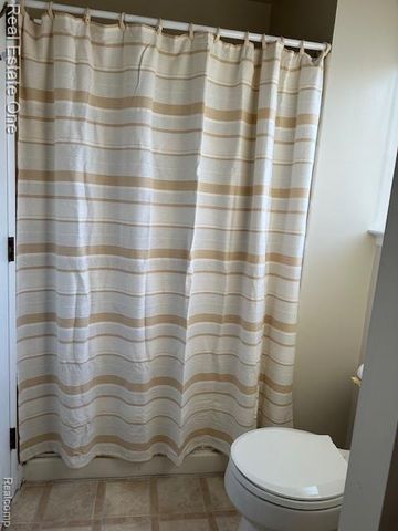 942 Hogarth Avenue, Waterford, MI 48328