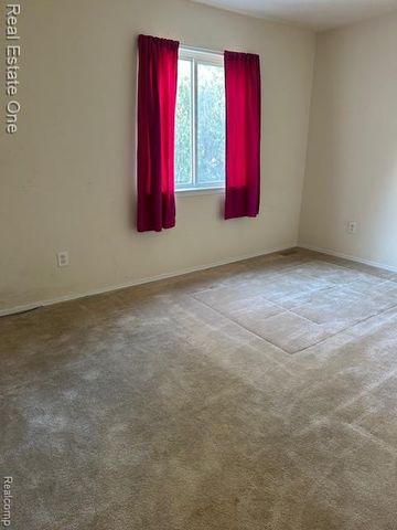 942 Hogarth Avenue, Waterford, MI 48328