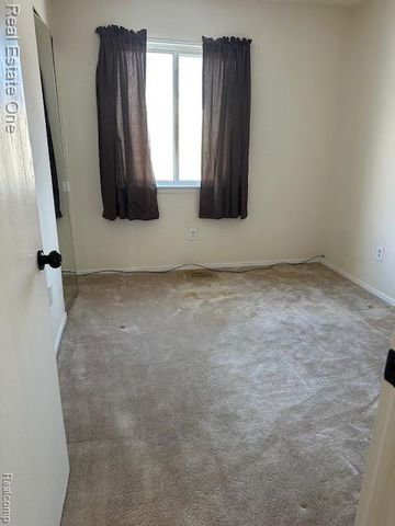 942 Hogarth Avenue, Waterford, MI 48328