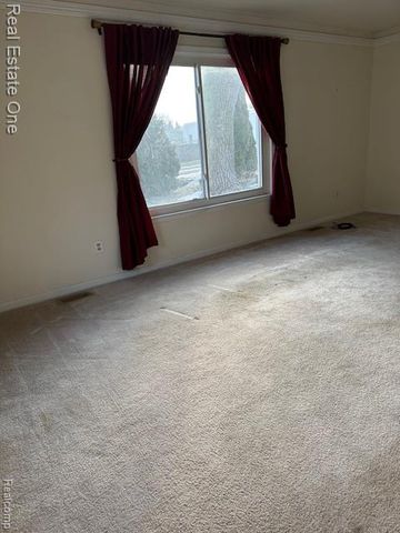 942 Hogarth Avenue, Waterford, MI 48328