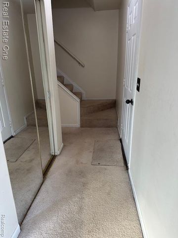 942 Hogarth Avenue, Waterford, MI 48328