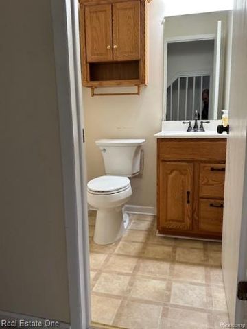 942 Hogarth Avenue, Waterford, MI 48328