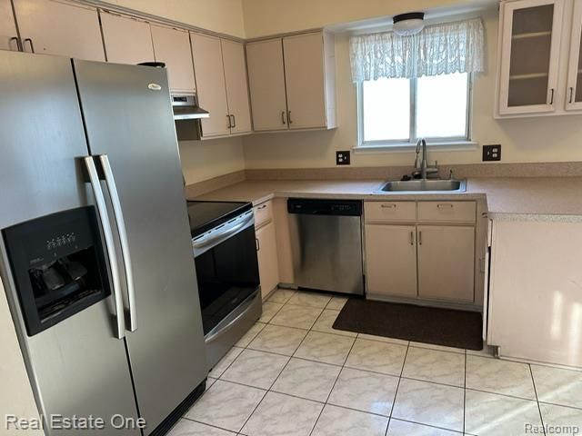 942 Hogarth Avenue, Waterford, MI 48328