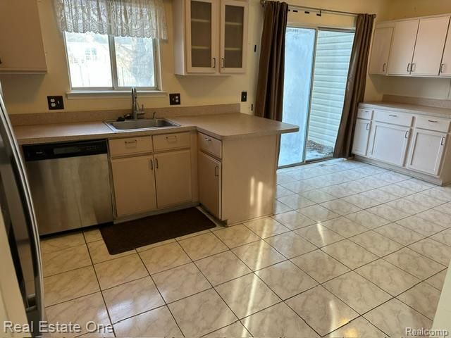 942 Hogarth Avenue, Waterford, MI 48328