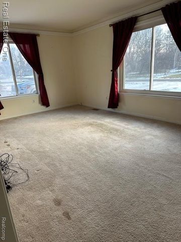 942 Hogarth Avenue, Waterford, MI 48328