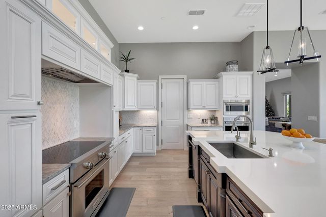 8512 E EAGLE CLAW Drive, Scottsdale, AZ 85266