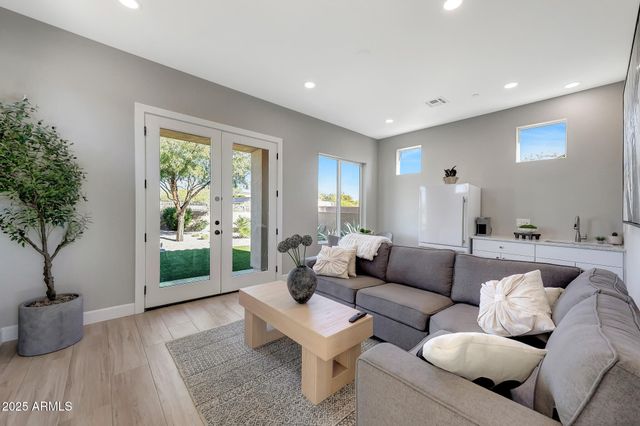 8512 E EAGLE CLAW Drive, Scottsdale, AZ 85266