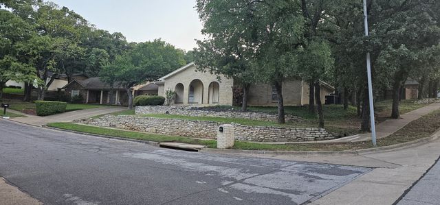 1824 Holly Oak Street, Arlington, TX 76012