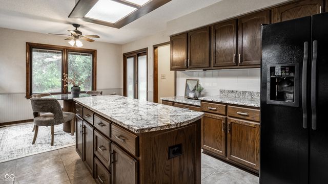 255 Camden Drive, Zionsville, IN 46077