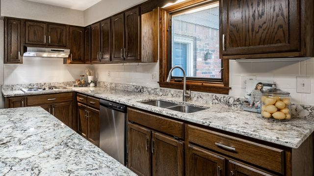255 Camden Drive, Zionsville, IN 46077