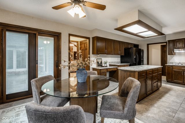 255 Camden Drive, Zionsville, IN 46077