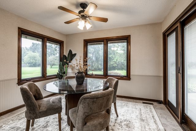 255 Camden Drive, Zionsville, IN 46077