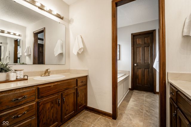 255 Camden Drive, Zionsville, IN 46077