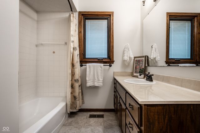255 Camden Drive, Zionsville, IN 46077