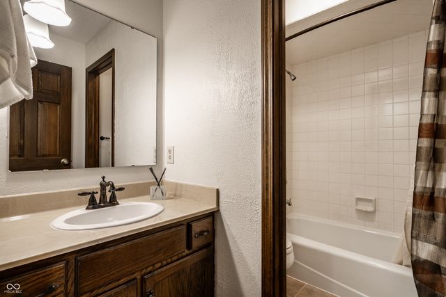 255 Camden Drive, Zionsville, IN 46077