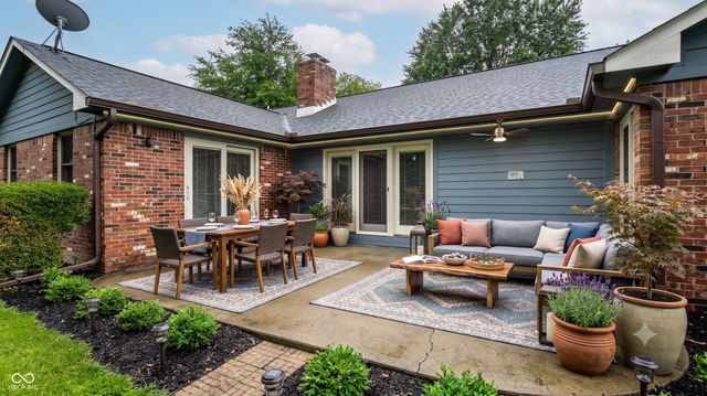 255 Camden Drive, Zionsville, IN 46077
