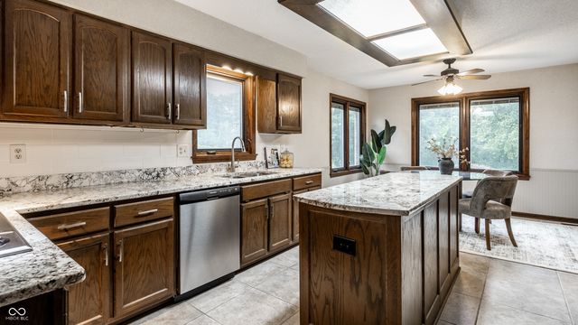 255 Camden Drive, Zionsville, IN 46077