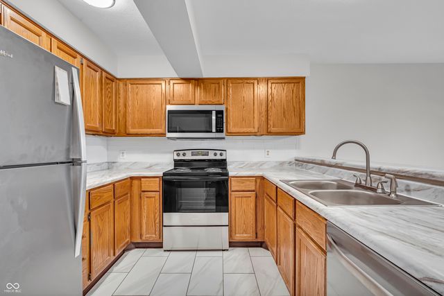 8176 Shorewalk Drive, Indianapolis, IN 46236