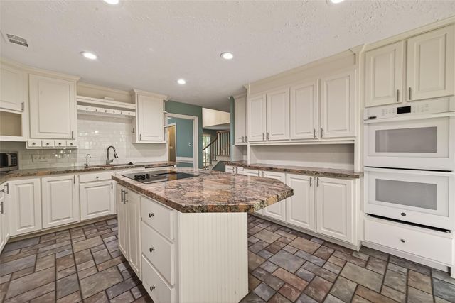 302 Hickory Ridge Drive, El Lago, TX 77586