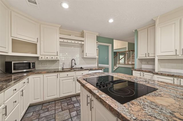 302 Hickory Ridge Drive, El Lago, TX 77586