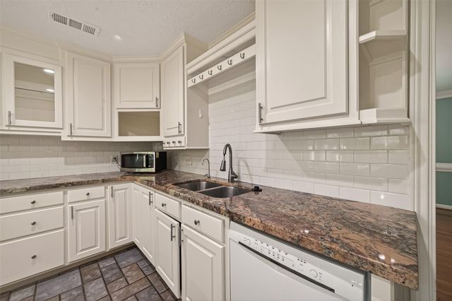 302 Hickory Ridge Drive, El Lago, TX 77586