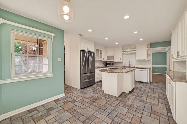 302 Hickory Ridge Drive, El Lago, TX 77586