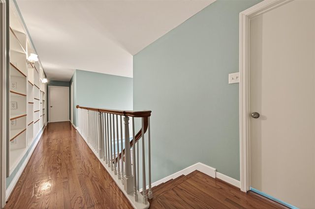 302 Hickory Ridge Drive, El Lago, TX 77586