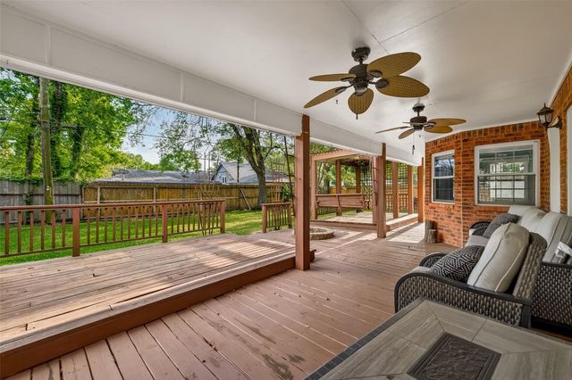 302 Hickory Ridge Drive, El Lago, TX 77586