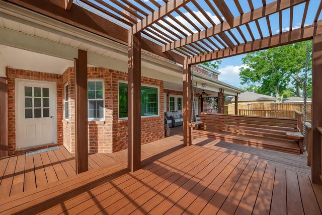 302 Hickory Ridge Drive, El Lago, TX 77586