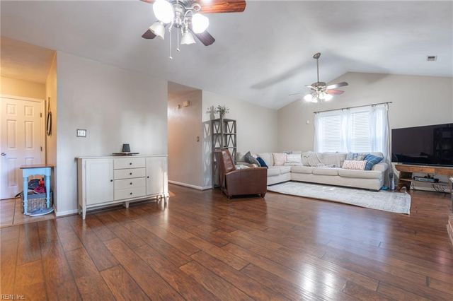 1032 Oak Bark LN, Chesapeake, VA 23323