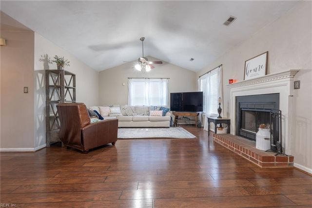 1032 Oak Bark LN, Chesapeake, VA 23323