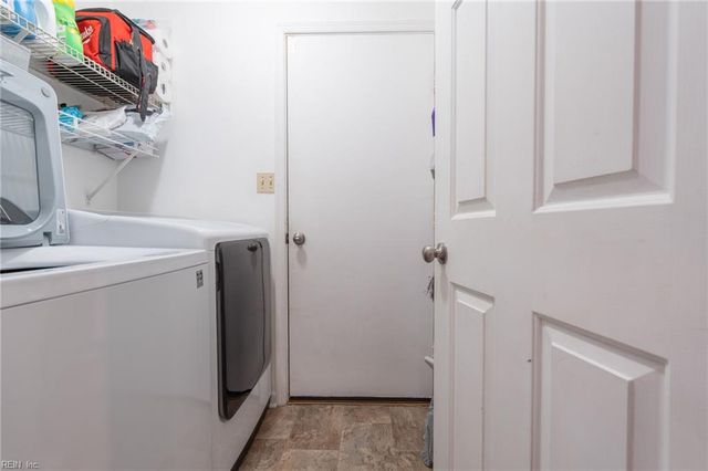 1032 Oak Bark LN, Chesapeake, VA 23323