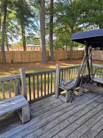 1032 Oak Bark LN, Chesapeake, VA 23323