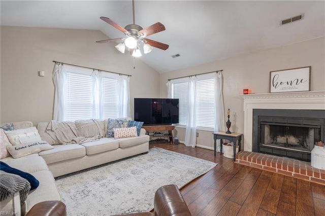 1032 Oak Bark LN, Chesapeake, VA 23323