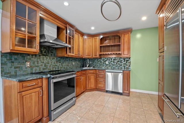 916 Lawrence Court, North Woodmere, NY 11581