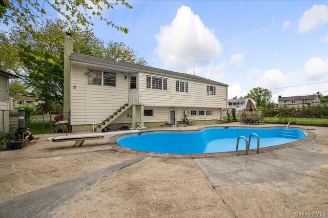 916 Lawrence Court, North Woodmere, NY 11581