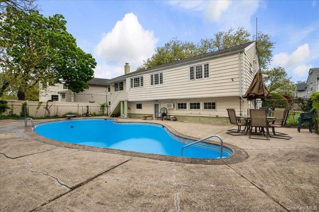 916 Lawrence Court, North Woodmere, NY 11581