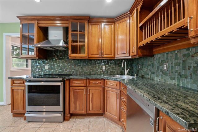916 Lawrence Court, North Woodmere, NY 11581